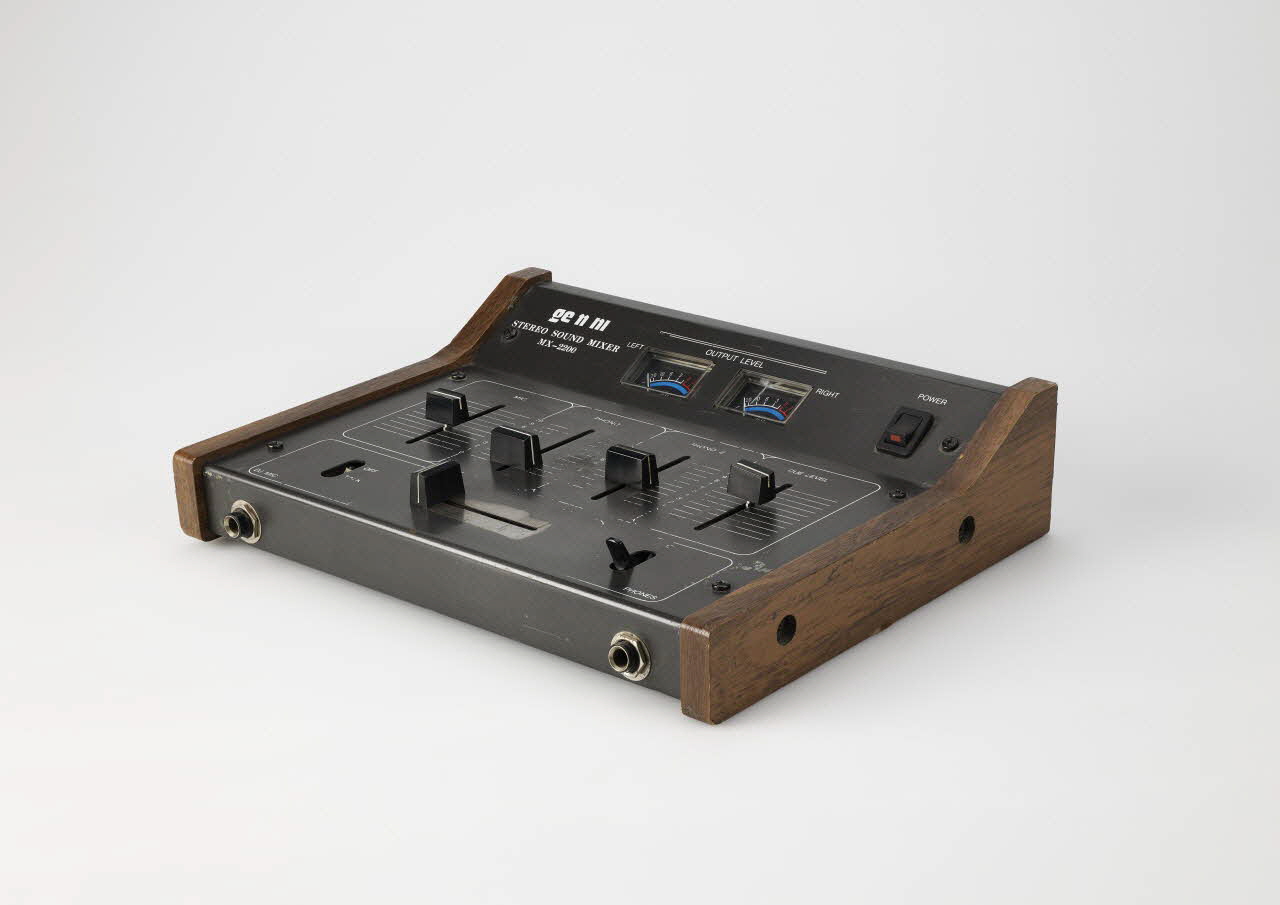 table de mixage Table de mixage MX-2200 de la marque Gemini 2020.9.2 Photo Mucem / Marianne Kuhn