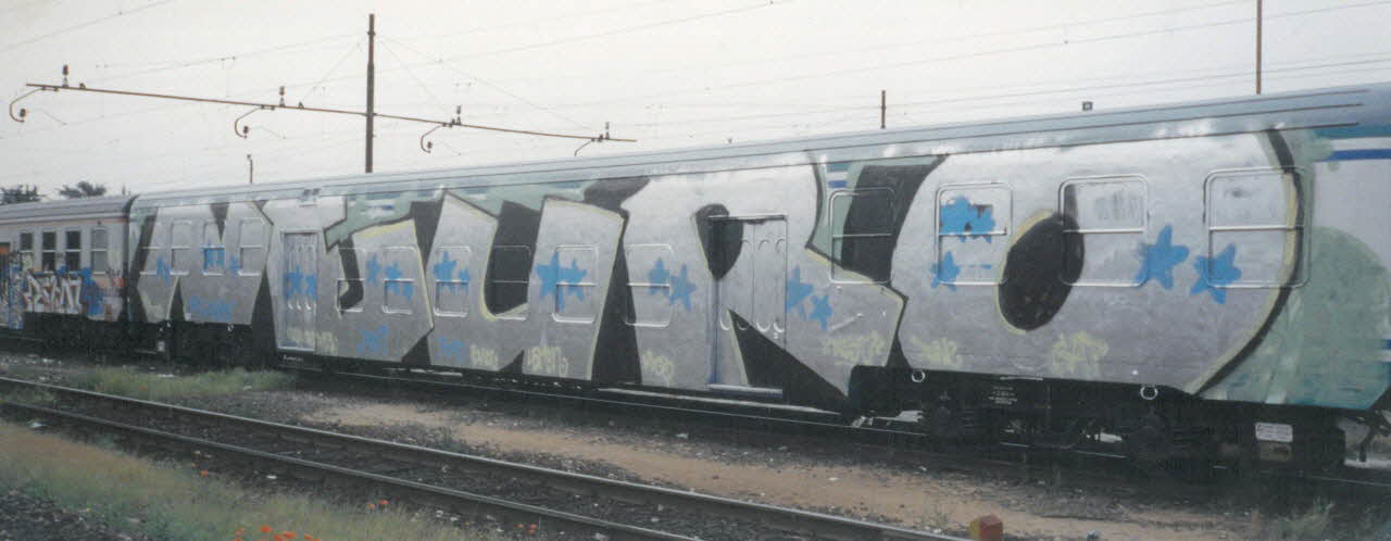 Neuro photographie Wholecar de Neuro en "dancing letters" Lombardie, Italie 1999 2021.4.5.2 Photo Collection Mucem, cliché Neuro