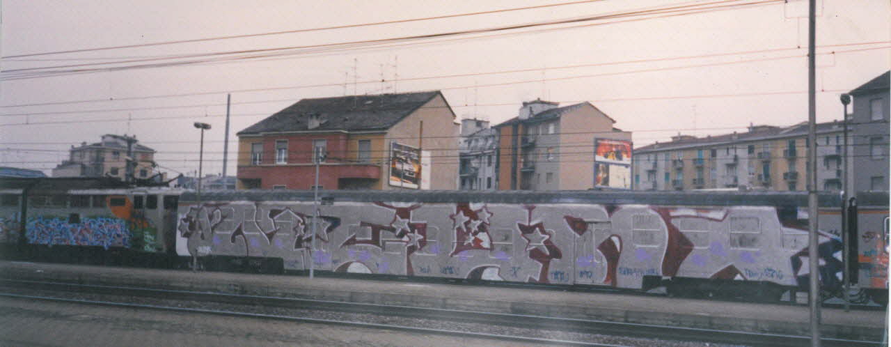 Neuro photographie Wholecar de Neuro, en "straight letters" Lombardie, Italie 1999 2021.4.5.3 Photo Collection Mucem, cliché Neuro