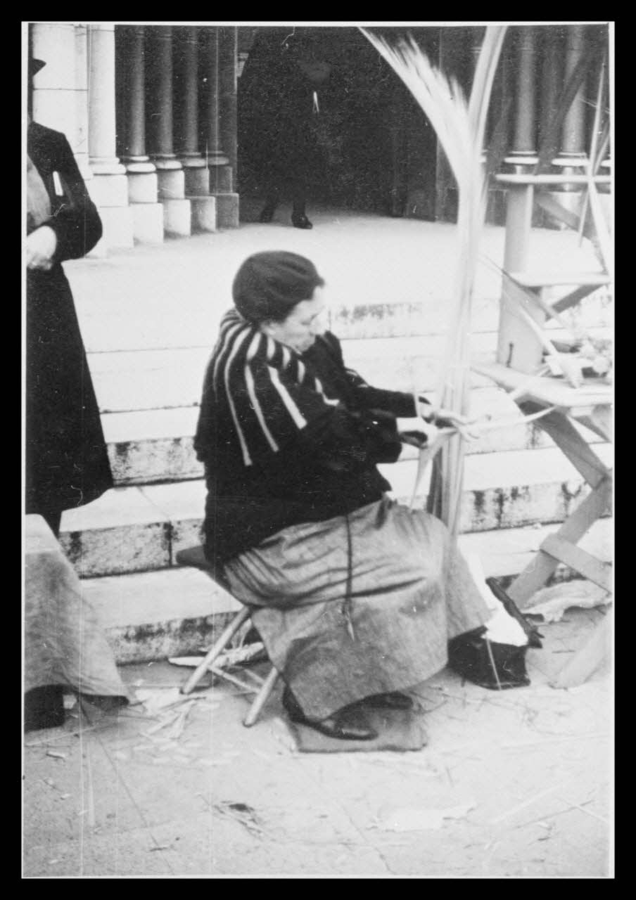 Jeannine Auboyer photographie Fabrication des rameaux devant l'église Notre-Dame Provence-Alpes-Côte d'Azur, France 1940/3/15 Ph.1939.29.6 Photo