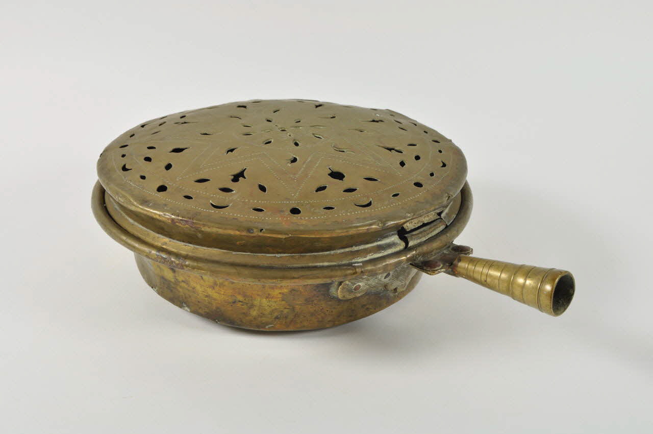 bassinoire à couvercle 1945.83.25 Photo Mucem