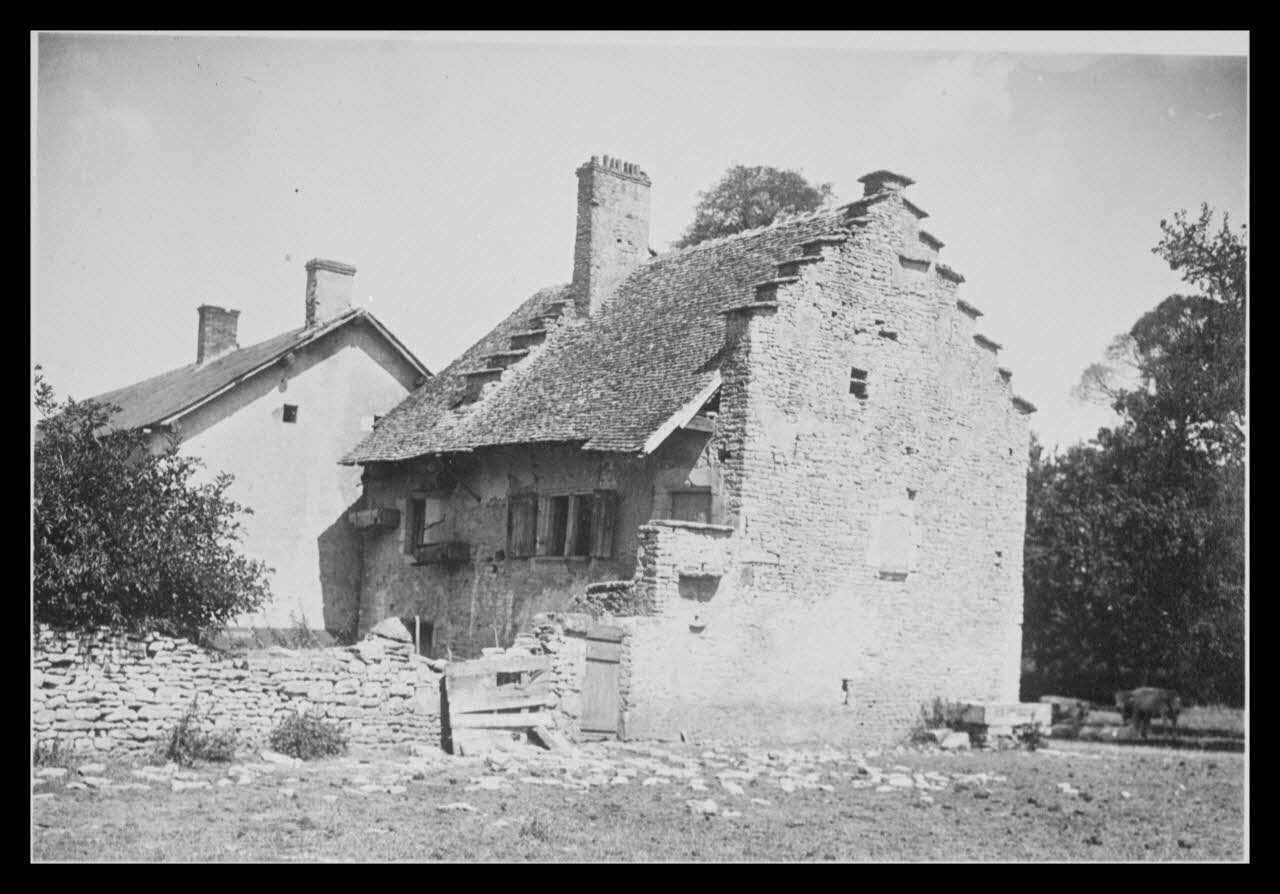 C. Bellile photographie Entre Moizy et Saint-Parize-le-Châtel. Maison. Pignon scalaire Bourgogne, France 1940 Ph.1940.32.17 Photo