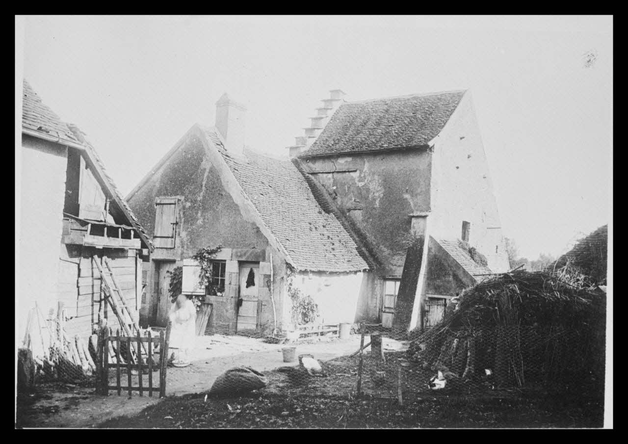 C. Bellile photographie Entre Moizy et Saint-Parize-le-Châtel. Maison. Pignon scalaire Bourgogne, France 1940 Ph.1940.32.18 Photo