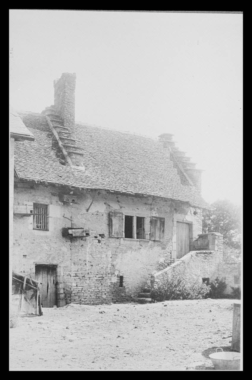 C. Bellile photographie Entre Moizy et Saint-Parize-le-Châtel. Maison. Pignon scalaire. Escalier extérieur Bourgogne, France 1940 Ph.1940.32.19 Photo