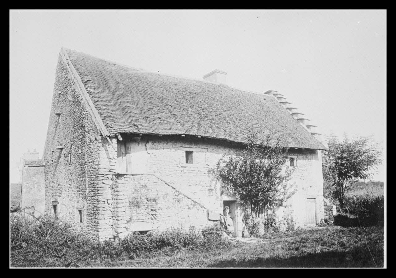 C. Bellile photographie Entre Moizy et Saint-Parize-le-Châtel. Maison. Pignon scalaire. Escalier extérieur Bourgogne, France 1940 Ph.1940.32.20 Photo