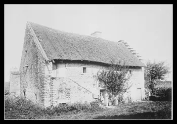 C. Bellile photographie Entre Moizy et Saint-Parize-le-Châtel. Maison. Pignon scalaire. Escalier extérieur Bourgogne, France 1940 Ph.1940.32.20  Photo