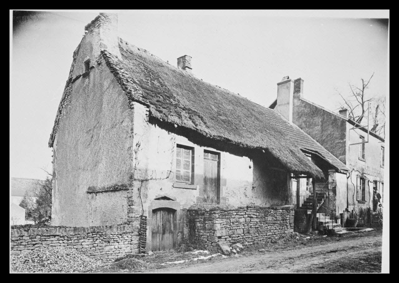photographie Maison avec toit de chaume et escalier extérieur Ph.1940.32.21 Photo