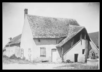 C. Bellile photographie Maison. Escalier extérieur couvert Bourgogne, France 1940 Ph.1940.32.25  Photo