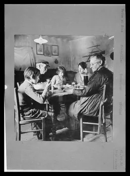 Nora Dumas photographie Une famille paysanne à table Ile-de-France, France 1934 Ph.1941.129.26  Photo Mucem / Nora Dumas