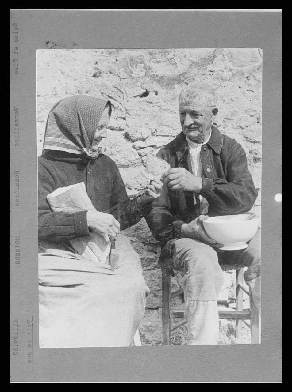 Nora Dumas photographie Monsieur et Madame Nicole Bézut, fermiers. Casse-croûte Ile-de-France, France 1936 Ph.1941.129.32 Photo
