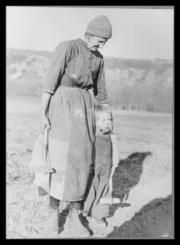 Nora Dumas photographie Paysanne et son enfant Ile-de-France, France 1939/9/3 Ph.1941.129.35  Photo