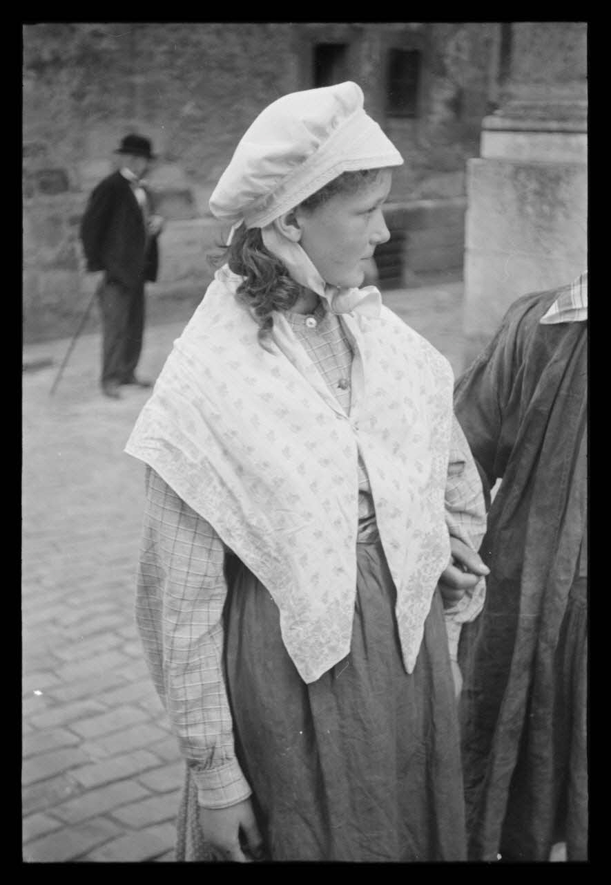 Jeannine Auboyer photographie Congrès de la fédération folklorique d'Ile-de-France. Jeune fille en costume briard reconstitué Picardie, France 1939/6/1 Ph.1941.147.1 Photo