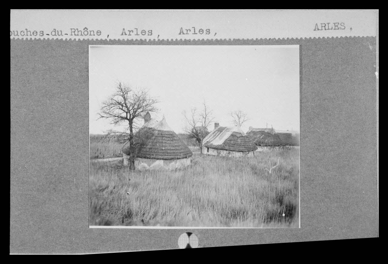 M. Poirion photographie Salin de Giraud. Cinq cabanes camarguaises Provence-Alpes-Côte d'Azur, France 1941 Ph.1941.25.2 Photo