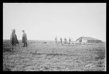 Félix Arnaudin photographie Landes de Gascogne. Berger sur des échasses dans un parc à moutons Aquitaine, France 1937/10/13 Ph.1941.62.5 Photo