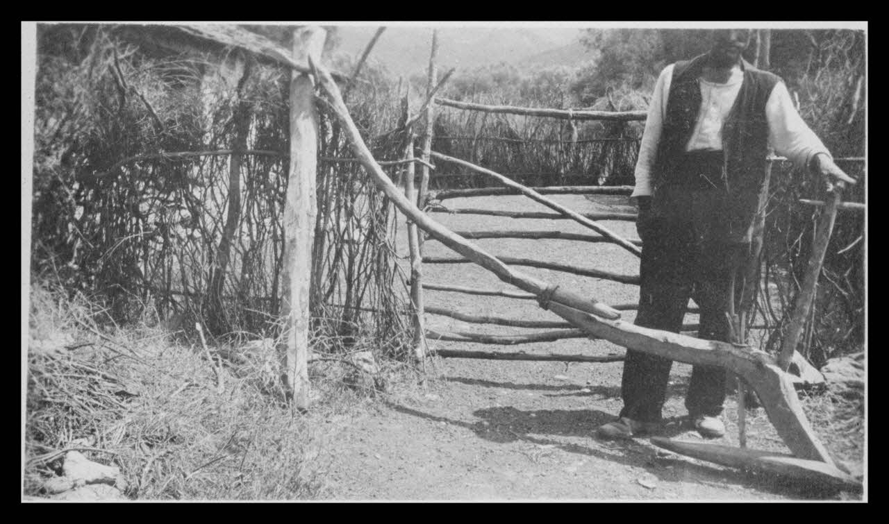 F. Agostini photographie Dans le maquis. Clôture en bois, charrue "aratro" en bois, soc à scier Corse, France 1942/7/1 Ph.1942.138.13 Photo