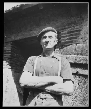 Pierre Séguy photographie Monsieur Cagnat, potier Bourgogne, France 1943/8/1 Ph.1943.222.26 Photo