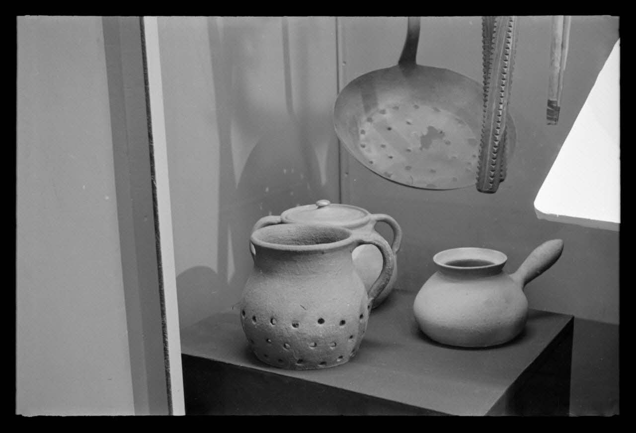 P. Lapisse photographie MNATP. Exposition. Objets domestiques des provinces de France dans la vie familiale et les arts ménagers (17 avril 1953 - 11 octobre 1954) Ile-de-France, France 1954/3/1 Ph.1954.36.10 Photo