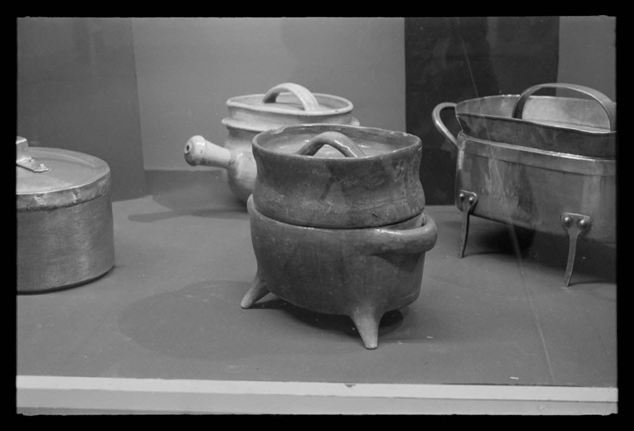 P. Lapisse photographie MNATP. Exposition. Objets domestiques des provinces de France dans la vie familiale et les arts ménagers (17 avril 1953 - 11 octobre 1954) Ile-de-France, France 1954/3/1 Ph.1954.36.11 Photo