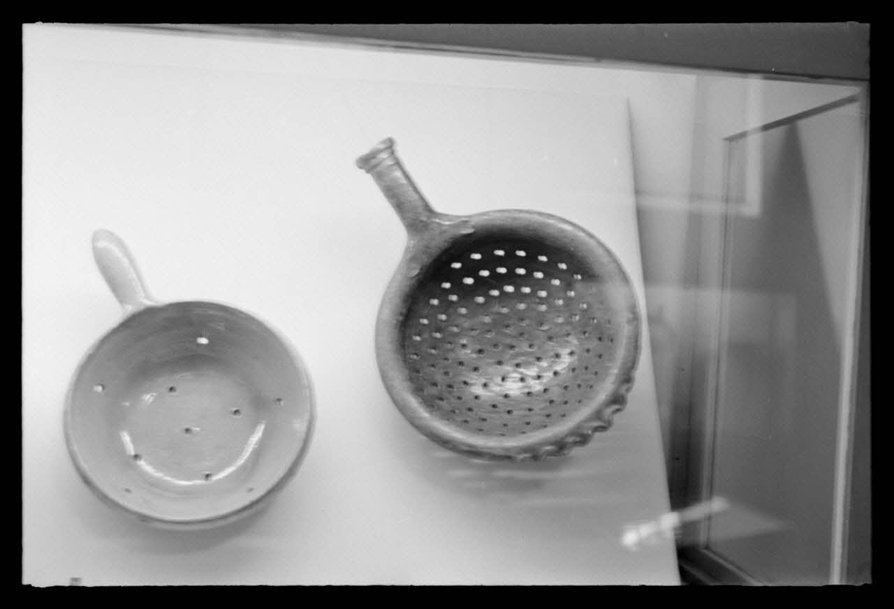 P. Lapisse photographie MNATP. Exposition. Objets domestiques des provinces de France dans la vie familiale et les arts ménagers (17 avril 1953 - 11 octobre 1954) Ile-de-France, France 1954/3/1 Ph.1954.36.12 Photo