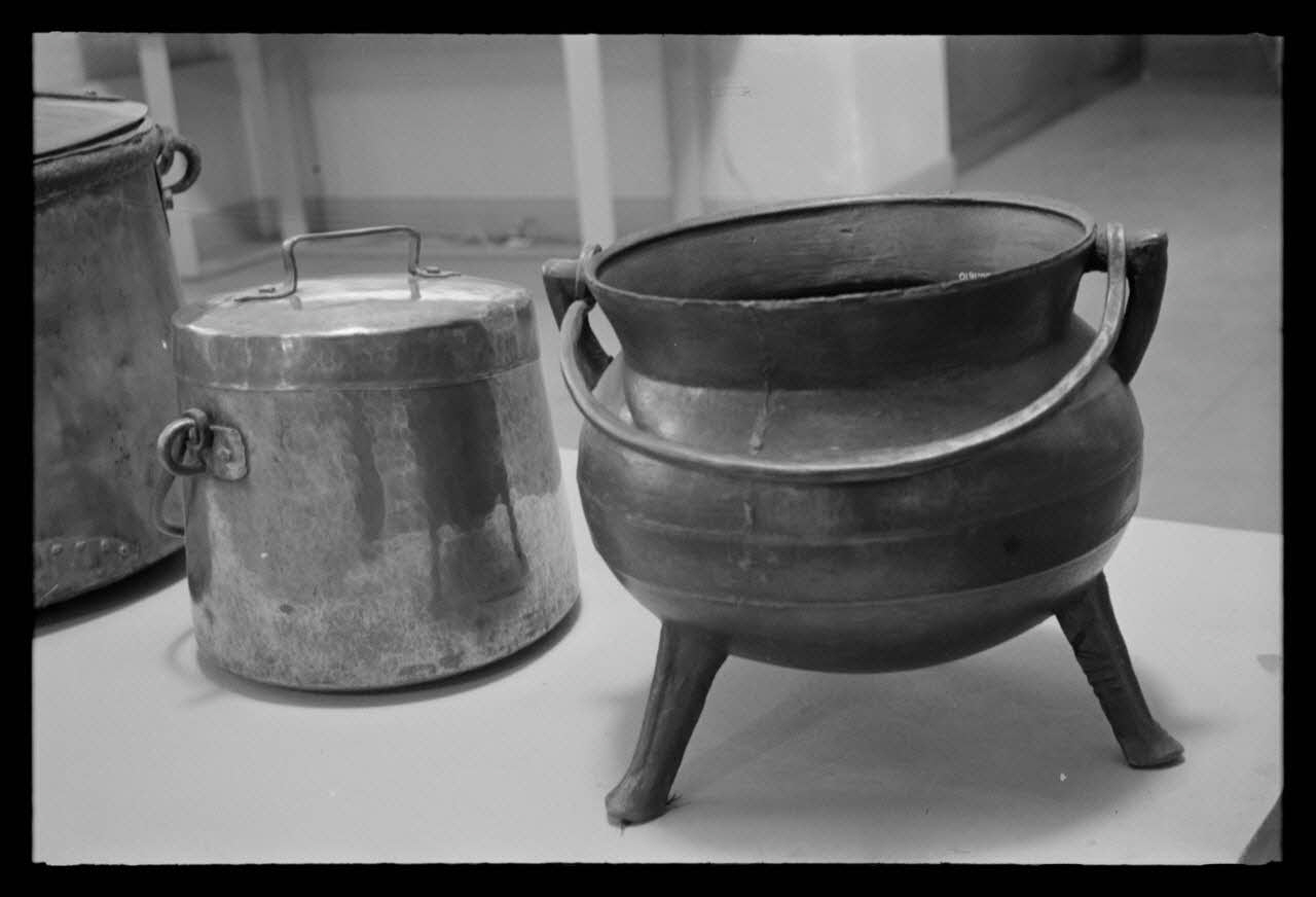P. Lapisse photographie MNATP. Exposition. Objets domestiques des provinces de France dans la vie familiale et les arts ménagers (17 avril 1953 - 11 octobre 1954) Ile-de-France, France 1954/3/1 Ph.1954.36.13 Photo