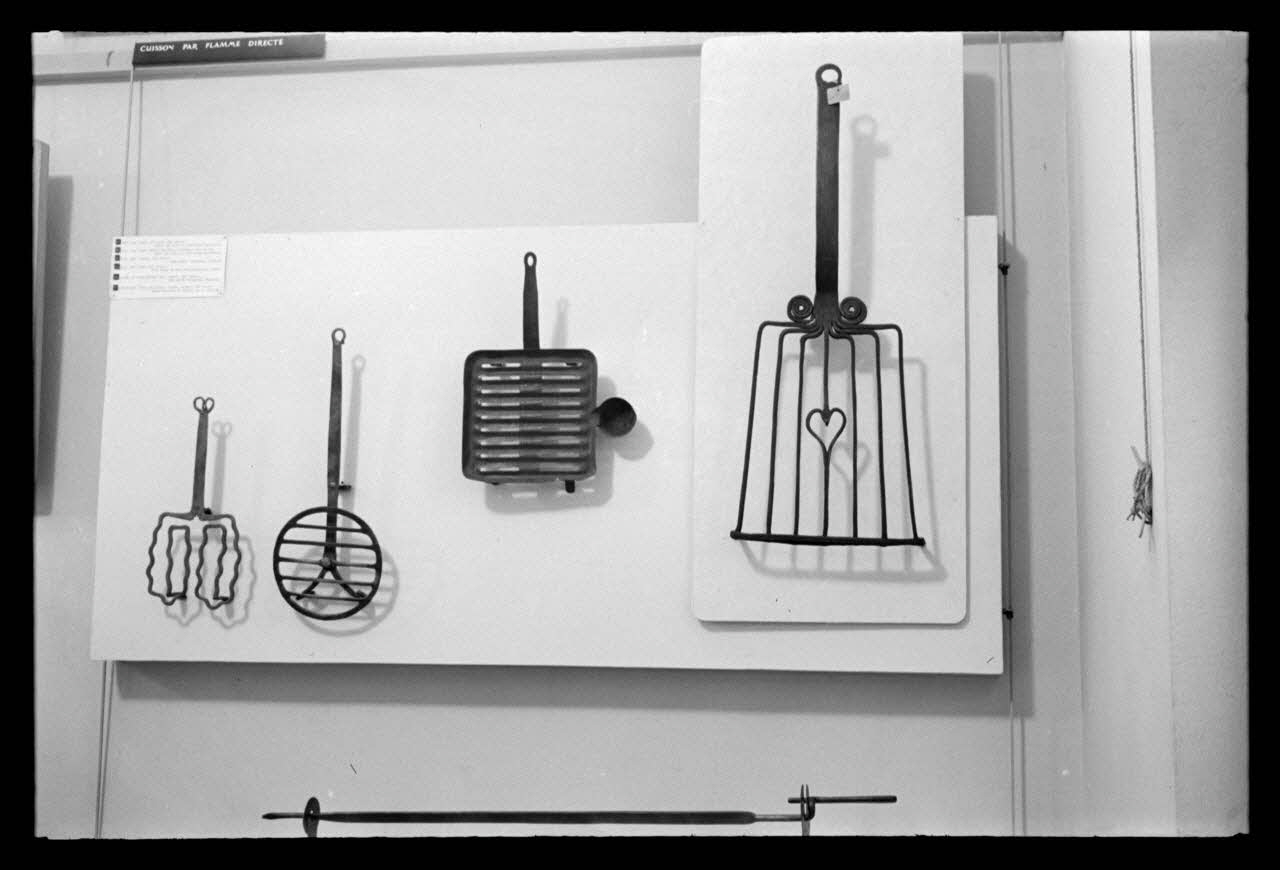 P. Lapisse photographie MNATP. Exposition. Objets domestiques des provinces de France dans la vie familiale et les arts ménagers (17 avril 1953 - 11 octobre 1954) Ile-de-France, France 1954/3/1 Ph.1954.36.15 Photo