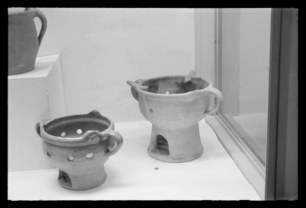 P. Lapisse photographie MNATP. Exposition. Objets domestiques des provinces de France dans la vie familiale et les arts ménagers (17 avril 1953 - 11 octobre 1954) Ile-de-France, France 1954/3/1 Ph.1954.36.17 Photo