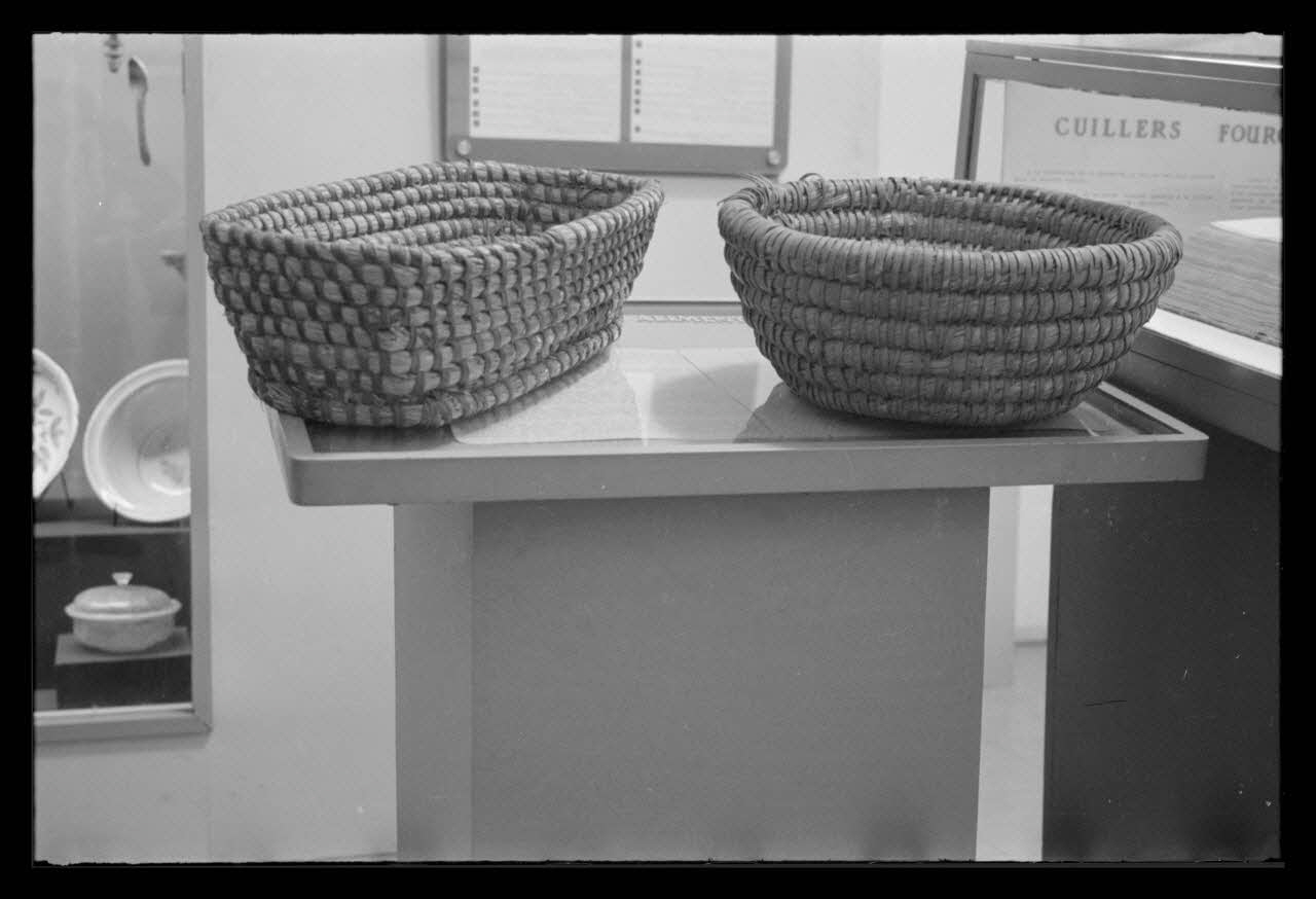 P. Lapisse photographie MNATP. Exposition. Objets domestiques des provinces de France dans la vie familiale et les arts ménagers (17 avril 1953 - 11 octobre 1954) Ile-de-France, France 1954/3/1 Ph.1954.36.18 Photo