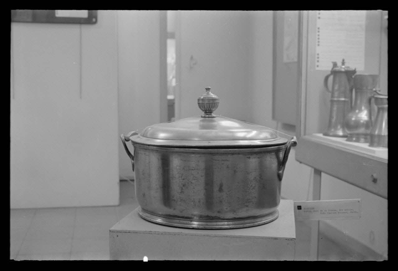 P. Lapisse photographie MNATP. Exposition. Objets domestiques des provinces de France dans la vie familiale et les arts ménagers (17 avril 1953 - 11 octobre 1954) Ile-de-France, France 1954/3/1 Ph.1954.36.19 Photo