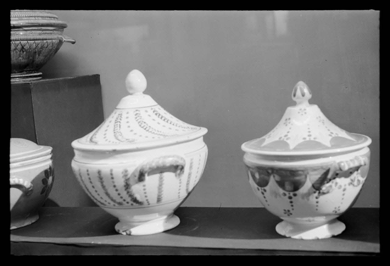 P. Lapisse photographie MNATP. Exposition. Objets domestiques des provinces de France dans la vie familiale et les arts ménagers (17 avril 1953 - 11 octobre 1954) Ile-de-France, France 1954/3/1 Ph.1954.36.2 Photo