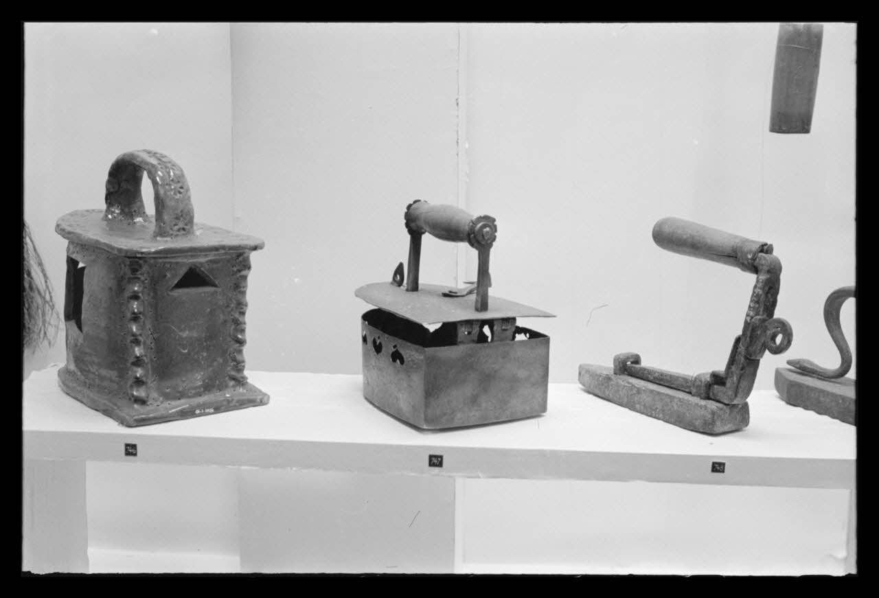 P. Lapisse photographie MNATP. Exposition. Objets domestiques des provinces de France dans la vie familiale et les arts ménagers (17 avril 1953 - 11 octobre 1954) Ile-de-France, France 1954/3/1 Ph.1954.36.4 Photo