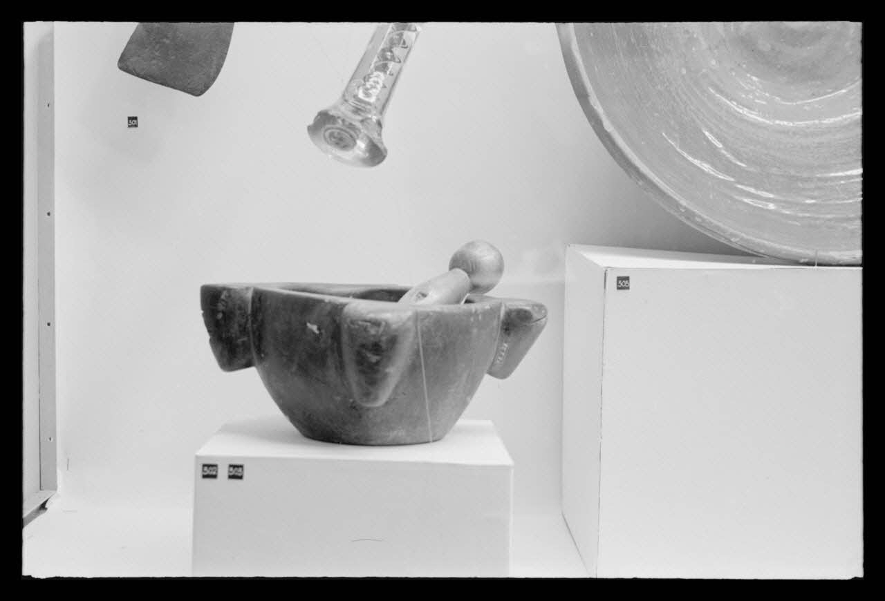 P. Lapisse photographie MNATP. Exposition. Objets domestiques des provinces de France dans la vie familiale et les arts ménagers (17 avril 1953 - 11 octobre 1954) Ile-de-France, France 1954/3/1 Ph.1954.36.5 Photo