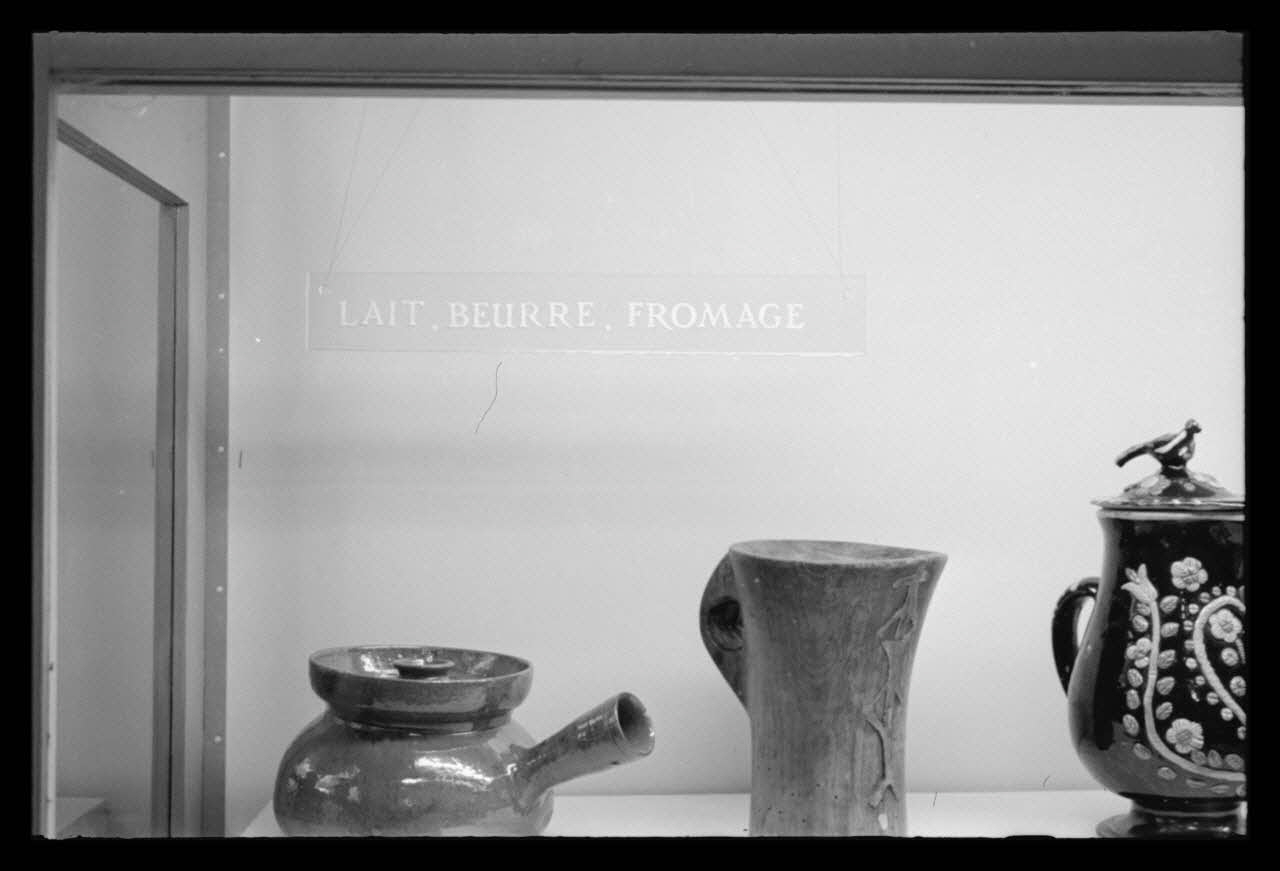 P. Lapisse photographie MNATP. Exposition. Objets domestiques des provinces de France dans la vie familiale et les arts ménagers (17 avril 1953 - 11 octobre 1954) Ile-de-France, France 1954/3/1 Ph.1954.36.8 Photo
