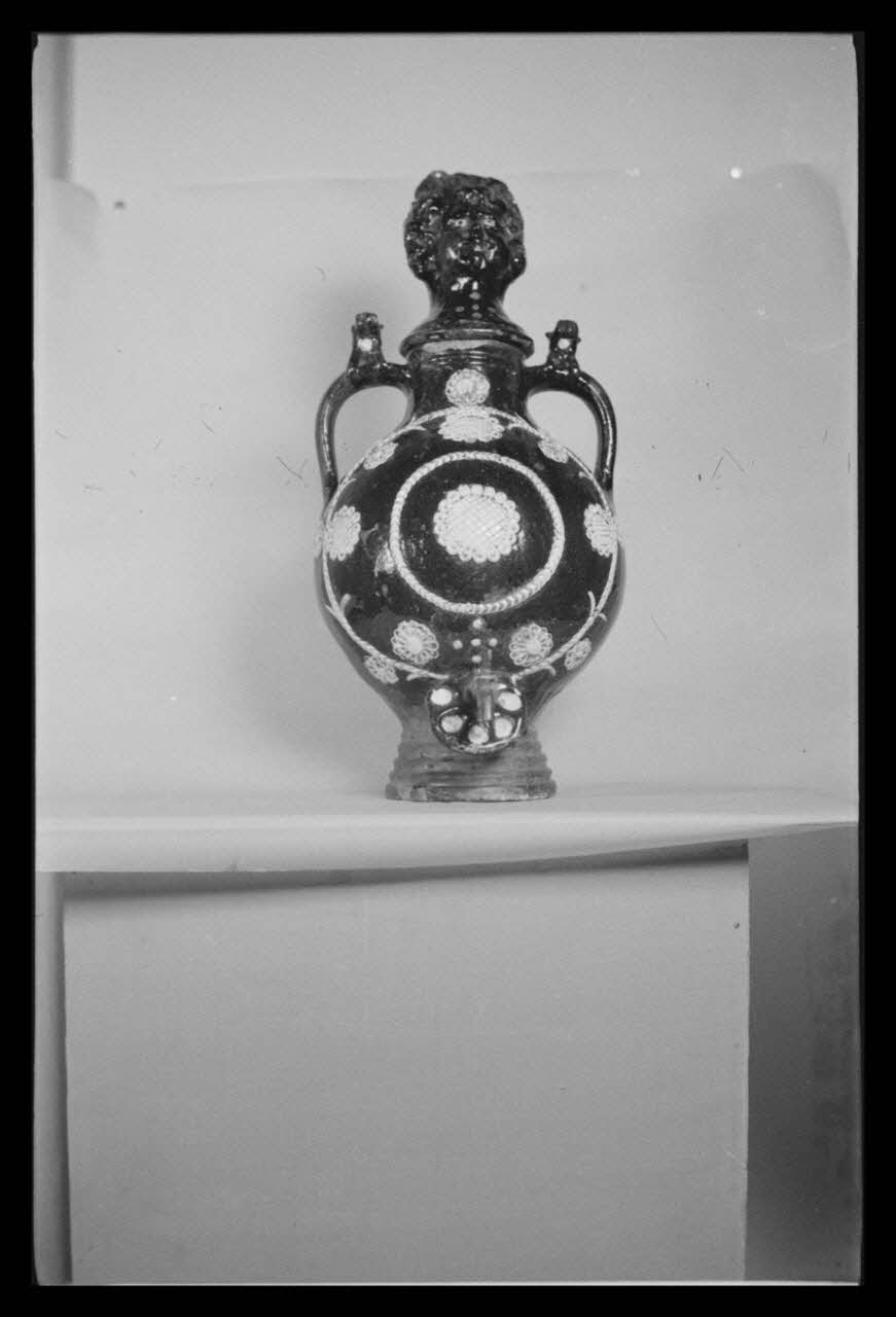 Isac Chiva photographie Fontaine avec bouchon représentant une tête de femme, en grès vernissé brun et jaune de Noron-la-Poterie dans le Calvados. Déposée au Musée de Caudebec-en-Caux en novembre 1956 Ile-de-France, France 1956/7/1 Ph.1956.102.2 Photo