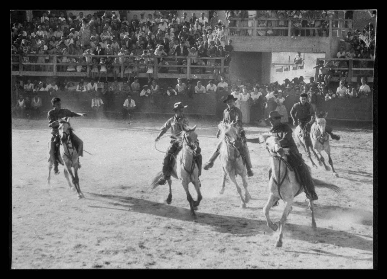George photographie Jeu du bouquet. Lou bouquet Bouches-du-Rhône, France 1950/7/1 Ph.1957.47.2 Photo
