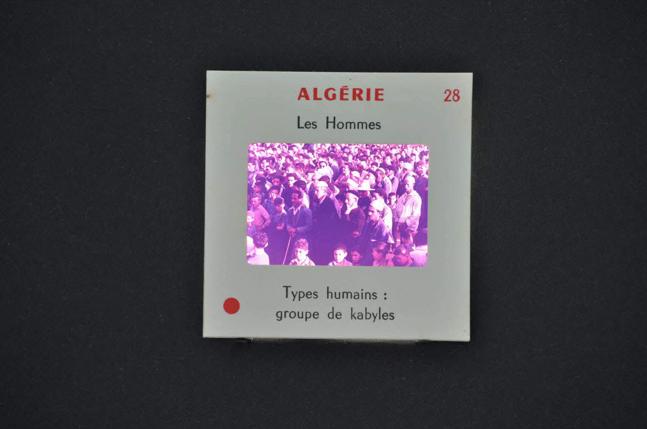 M Hamelle ; Ministère Des Affaires Algériennes diapositive Algérie. Types humains : groupe de Kabyles Ile-de-France, Algérie 1960 2002.157.1.29 Photo Mucem