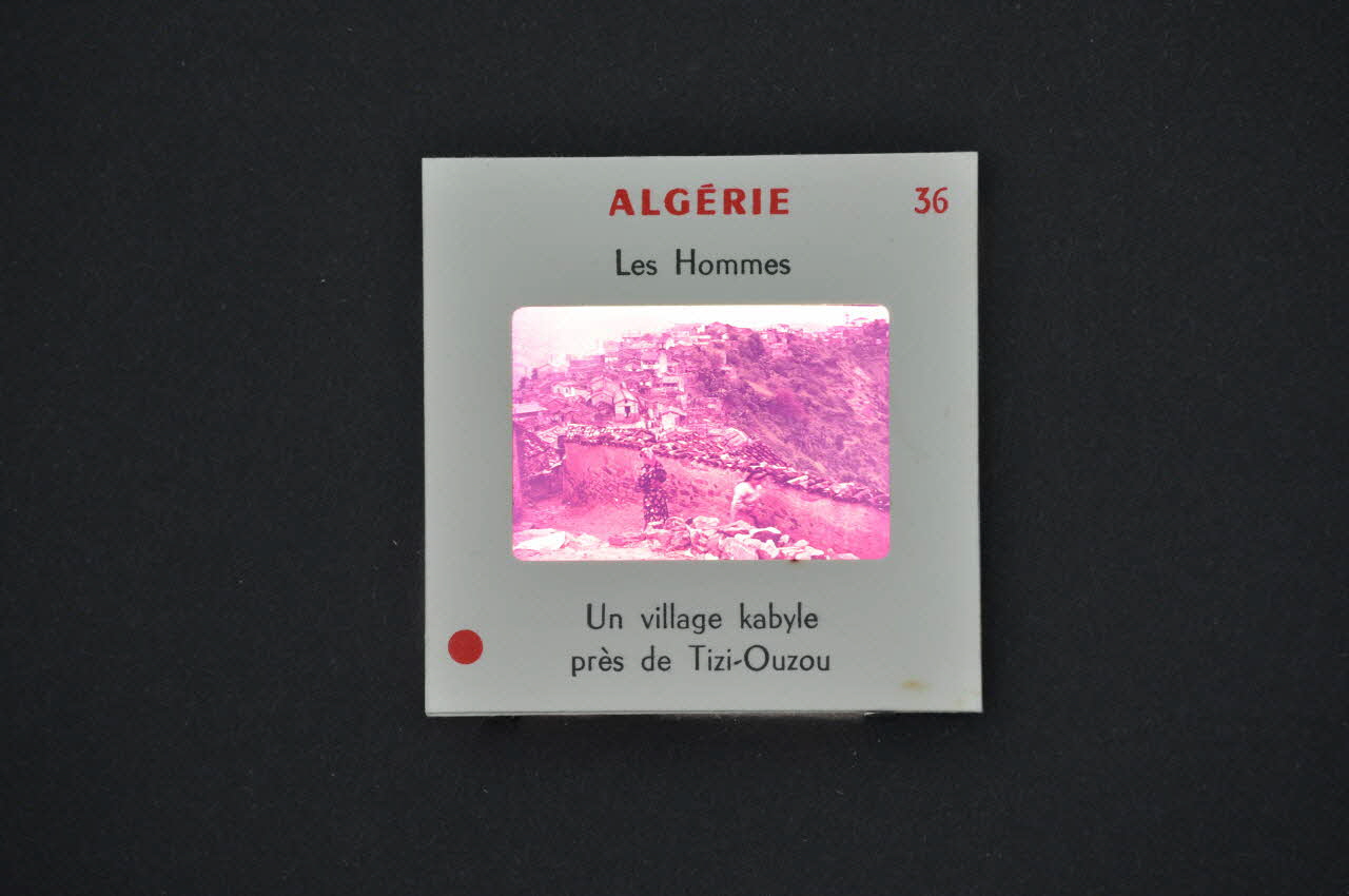 M Hamelle ; Ministère Des Affaires Algériennes diapositive Algérie. Un village kabyle près de Tizi-Ouzou Ile-de-France, Algérie 1960 2002.157.1.37 Photo Mucem