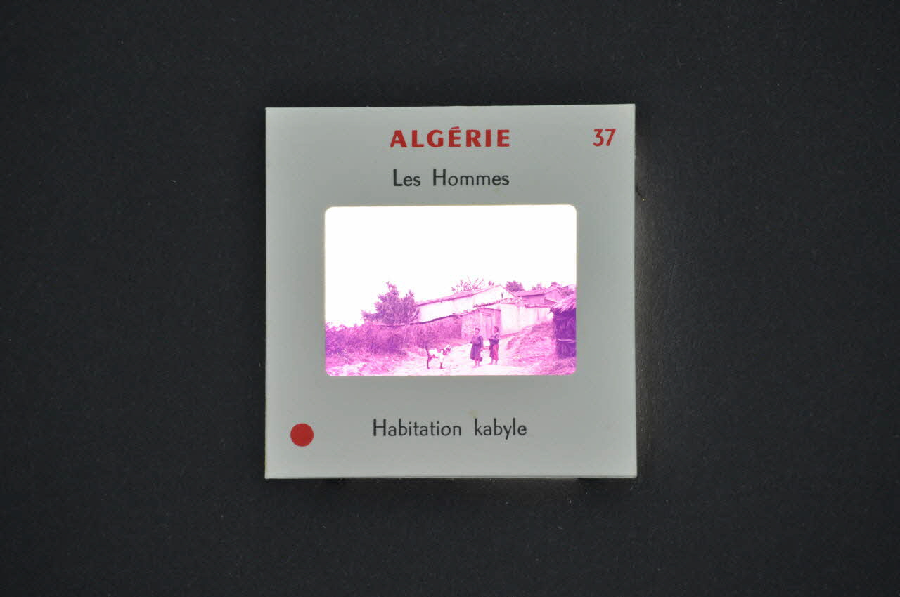 M Hamelle ; Ministère Des Affaires Algériennes diapositive Algérie. Habitation kabyle Ile-de-France, Algérie 1960 2002.157.1.38 Photo Mucem