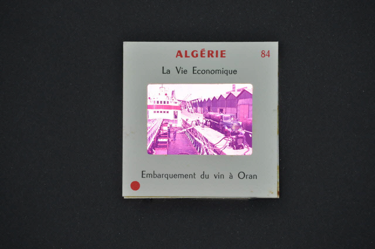 M Hamelle ; Ministère Des Affaires Algériennes diapositive Algérie. Embarquement du vin à Oran Oranie, Algérie 1960 2002.157.1.85 Photo Mucem