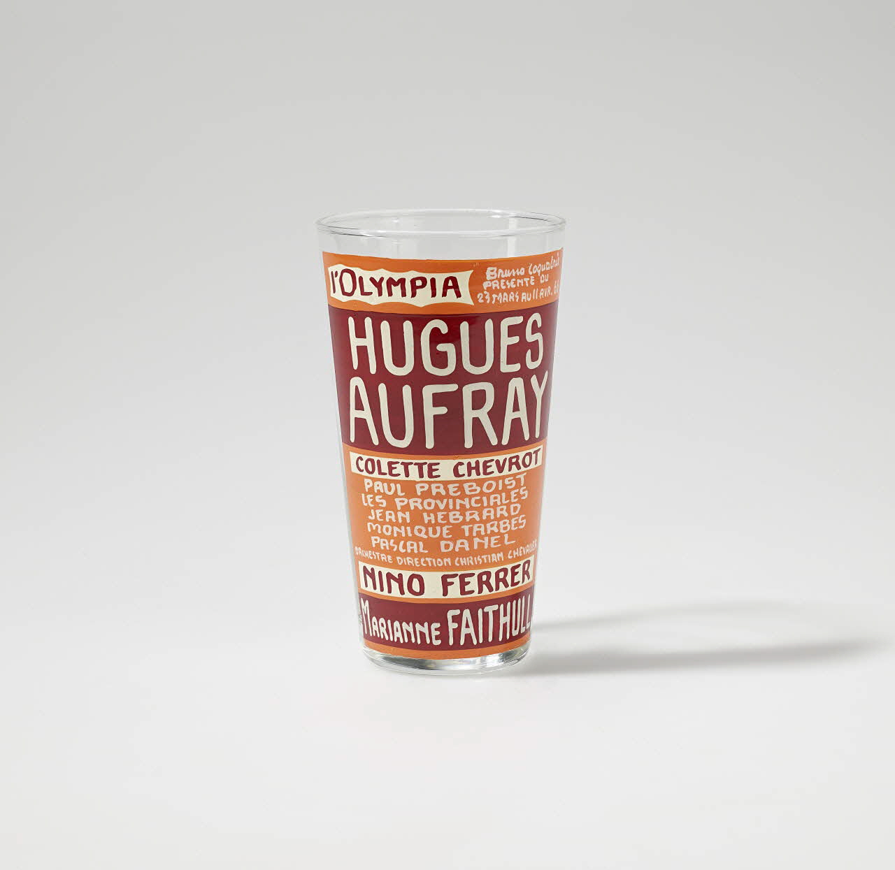 verre Hugues Aufray à l'Olympia lle-de-France, France 1966 2021.10.1 Photo Mucem / Marianne Kuhn