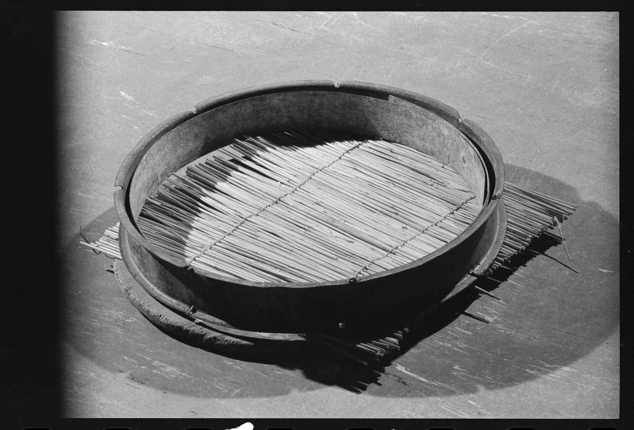 Alain Guey photographie Forme à fromage pour paillon et plateau de fromage de brie Ile-de-France, France 1970/4/1 Ph.1970.4.313 Photo