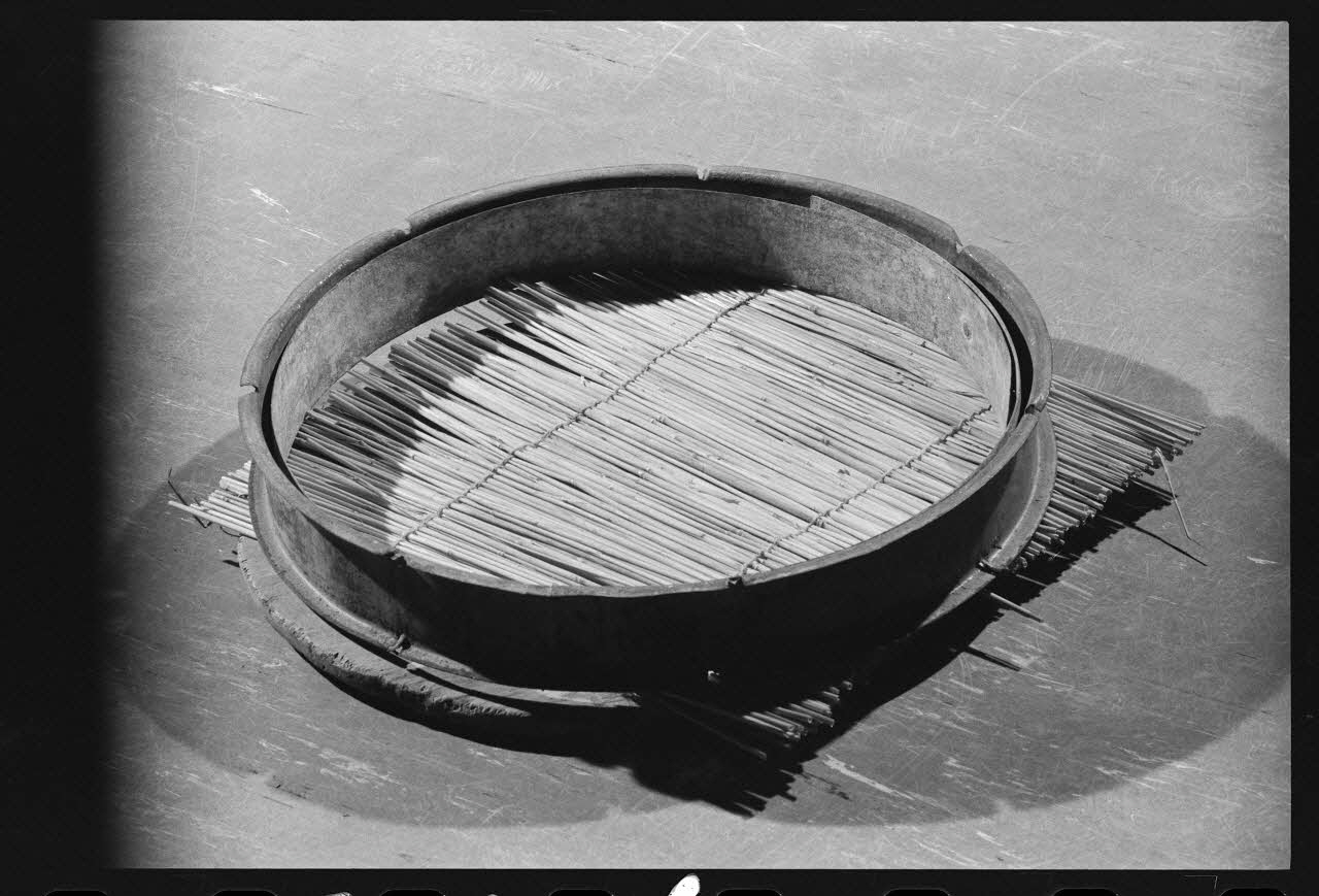Alain Guey photographie Forme à fromage pour paillon et plateau de fromage de brie Ile-de-France, France 1970/4/1 Ph.1970.4.314 Photo