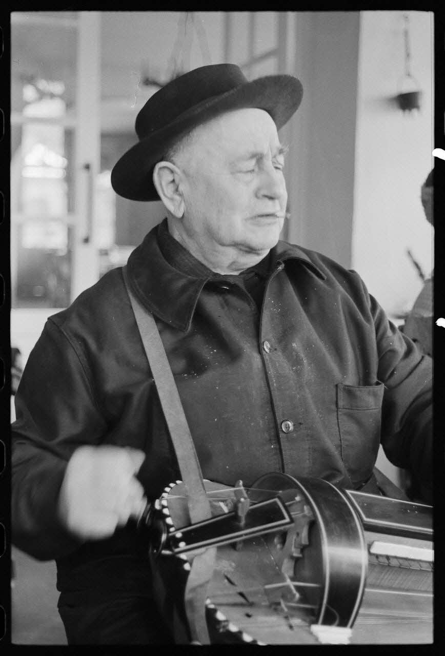 Jean Raisky photographie MNATP. Mission d'ethnomusicologie de Jean Raisky dans le Morvan et le Nivernais (24 mars 1970 - 3 avril 1970) Bourgogne, France 1970/3/30 Ph.1970.40.31 Photo