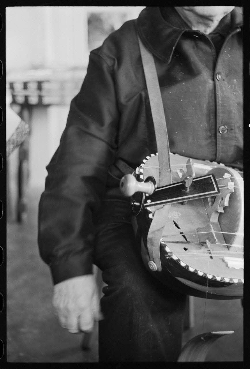 Jean Raisky photographie MNATP. Mission d'ethnomusicologie de Jean Raisky dans le Morvan et le Nivernais (24 mars 1970 - 3 avril 1970) Bourgogne, France 1970/3/30 Ph.1970.40.32 Photo