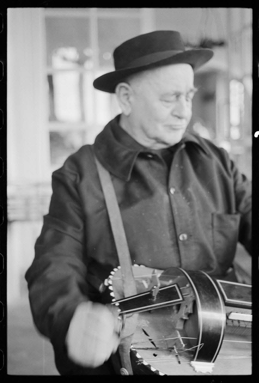 Jean Raisky photographie MNATP. Mission d'ethnomusicologie de Jean Raisky dans le Morvan et le Nivernais (24 mars 1970 - 3 avril 1970) Bourgogne, France 1970/3/30 Ph.1970.40.33 Photo