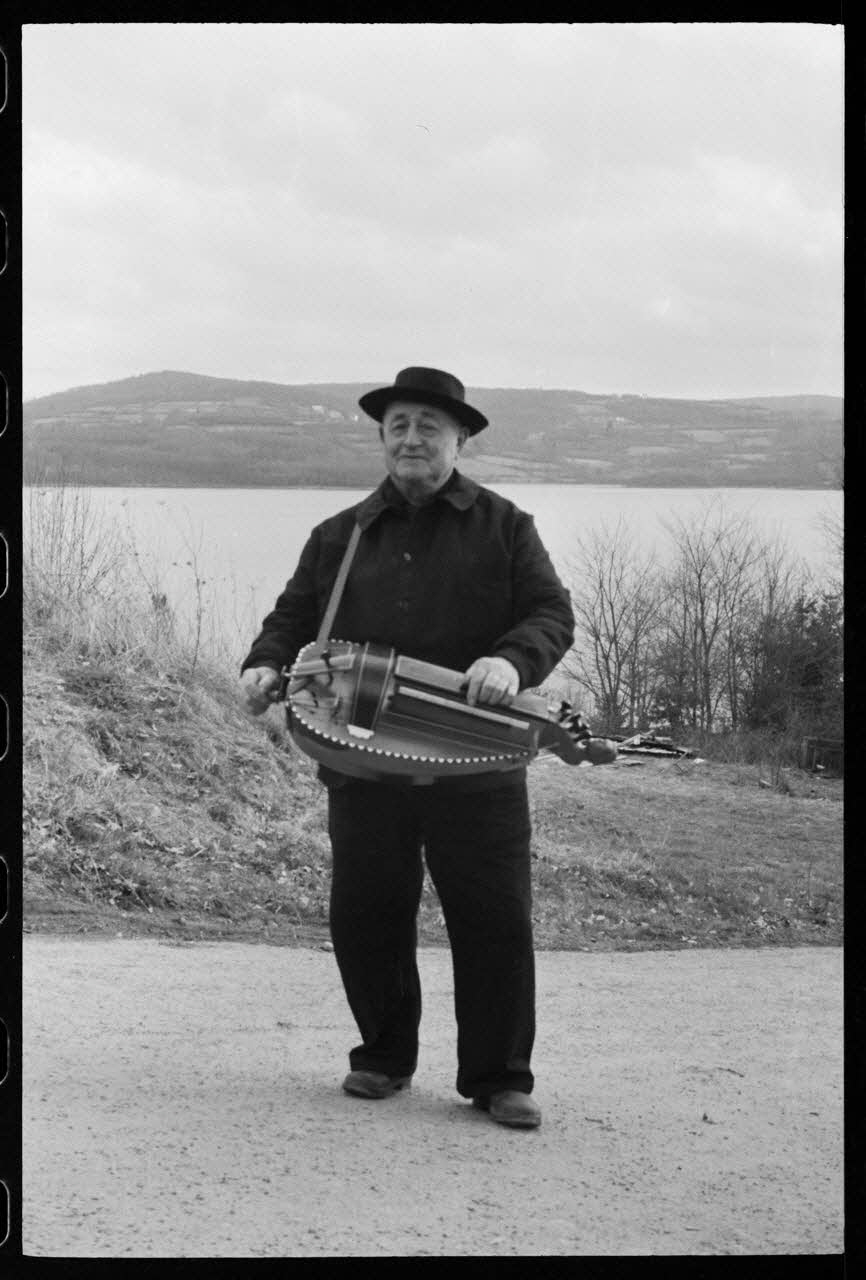 Jean Raisky photographie MNATP. Mission d'ethnomusicologie de Jean Raisky dans le Morvan et le Nivernais (24 mars 1970 - 3 avril 1970) Bourgogne, France 1970/3/30 Ph.1970.40.34 Photo