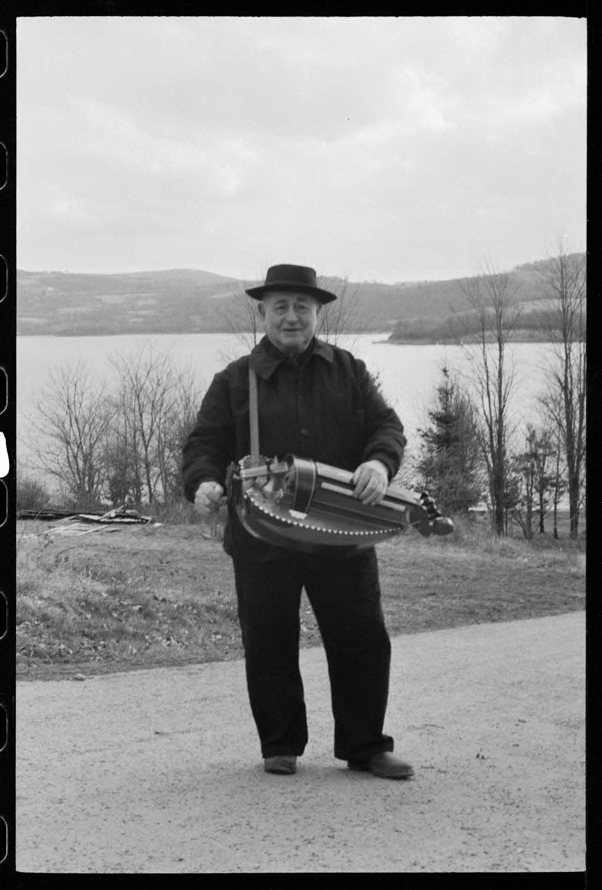 Jean Raisky photographie MNATP. Mission d'ethnomusicologie de Jean Raisky dans le Morvan et le Nivernais (24 mars 1970 - 3 avril 1970) Bourgogne, France 1970/3/30 Ph.1970.40.35 Photo