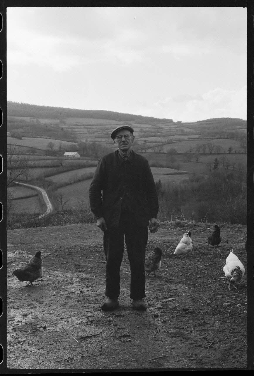 Jean Raisky photographie MNATP. Mission d'ethnomusicologie de Jean Raisky dans le Morvan et le Nivernais (24 mars 1970 - 3 avril 1970) Bourgogne, France 1970/3/31 Ph.1970.40.37 Photo