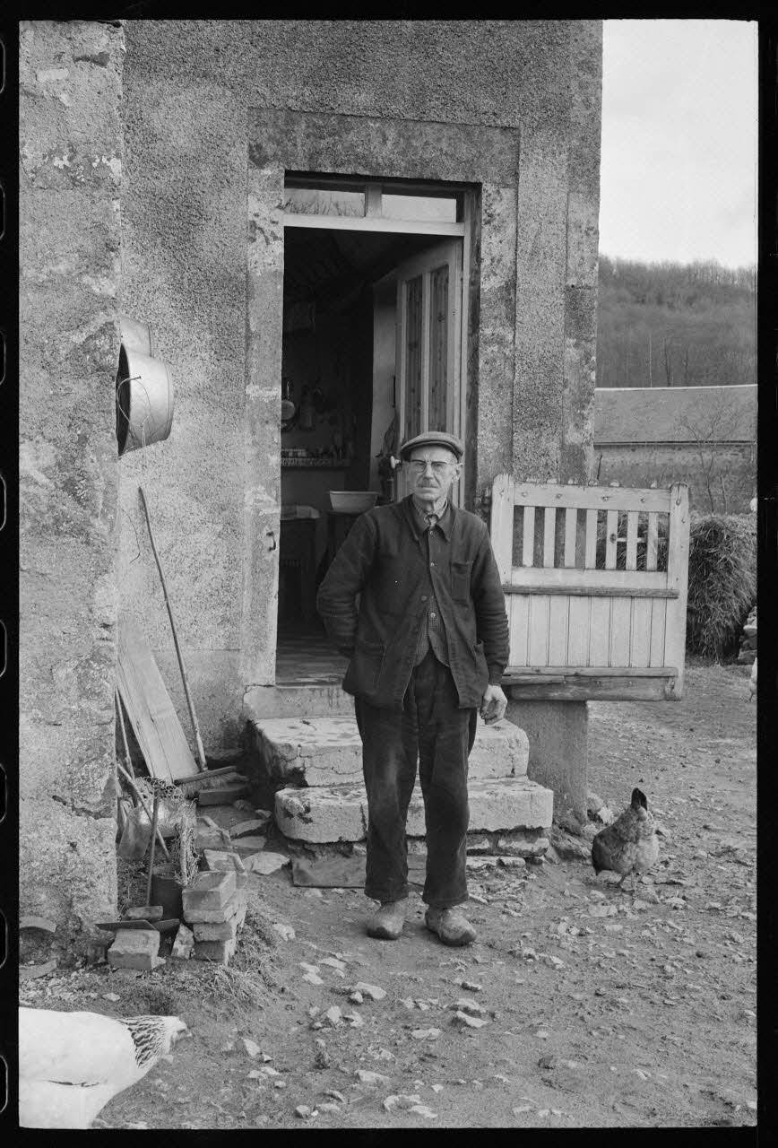 Jean Raisky photographie MNATP. Mission d'ethnomusicologie de Jean Raisky dans le Morvan et le Nivernais (24 mars 1970 - 3 avril 1970) Bourgogne, France 1970/3/31 Ph.1970.40.38 Photo