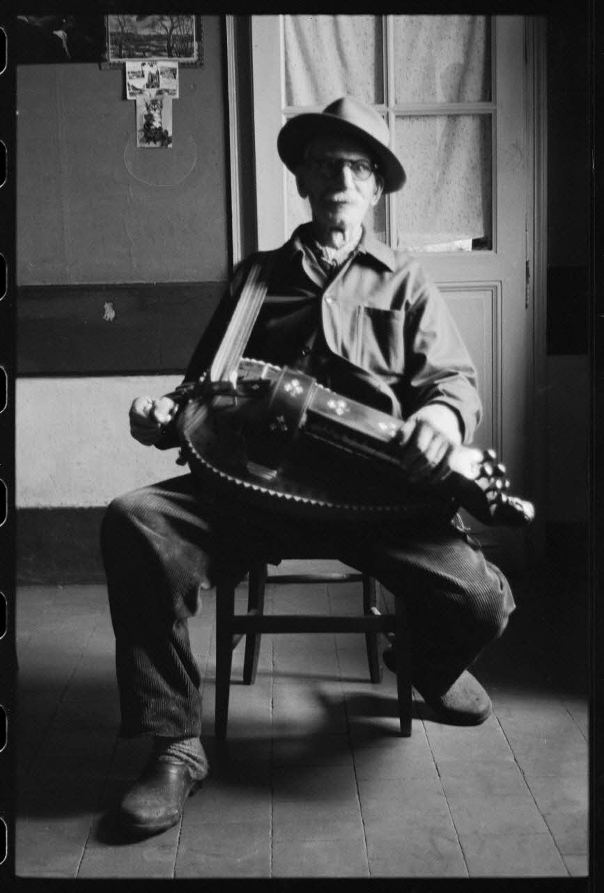 Jean Raisky photographie MNATP. Mission d'ethnomusicologie de Jean Raisky dans le Morvan et le Nivernais (24 mars 1970 - 3 avril 1970) Bourgogne, France 1970/4/1 Ph.1970.40.41 Photo