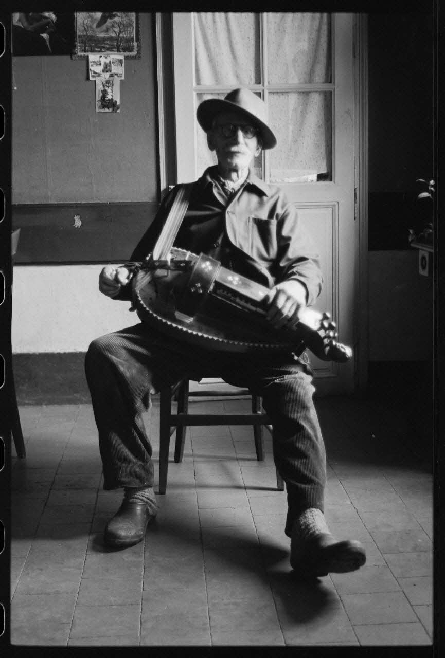 Jean Raisky photographie MNATP. Mission d'ethnomusicologie de Jean Raisky dans le Morvan et le Nivernais (24 mars 1970 - 3 avril 1970) Bourgogne, France 1970/4/1 Ph.1970.40.42 Photo